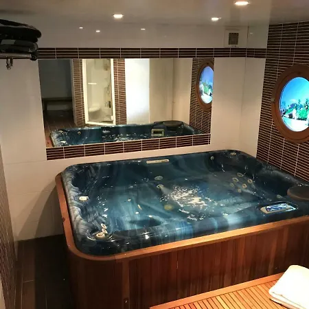 Chateau La Pierre Levee בית הארחה *